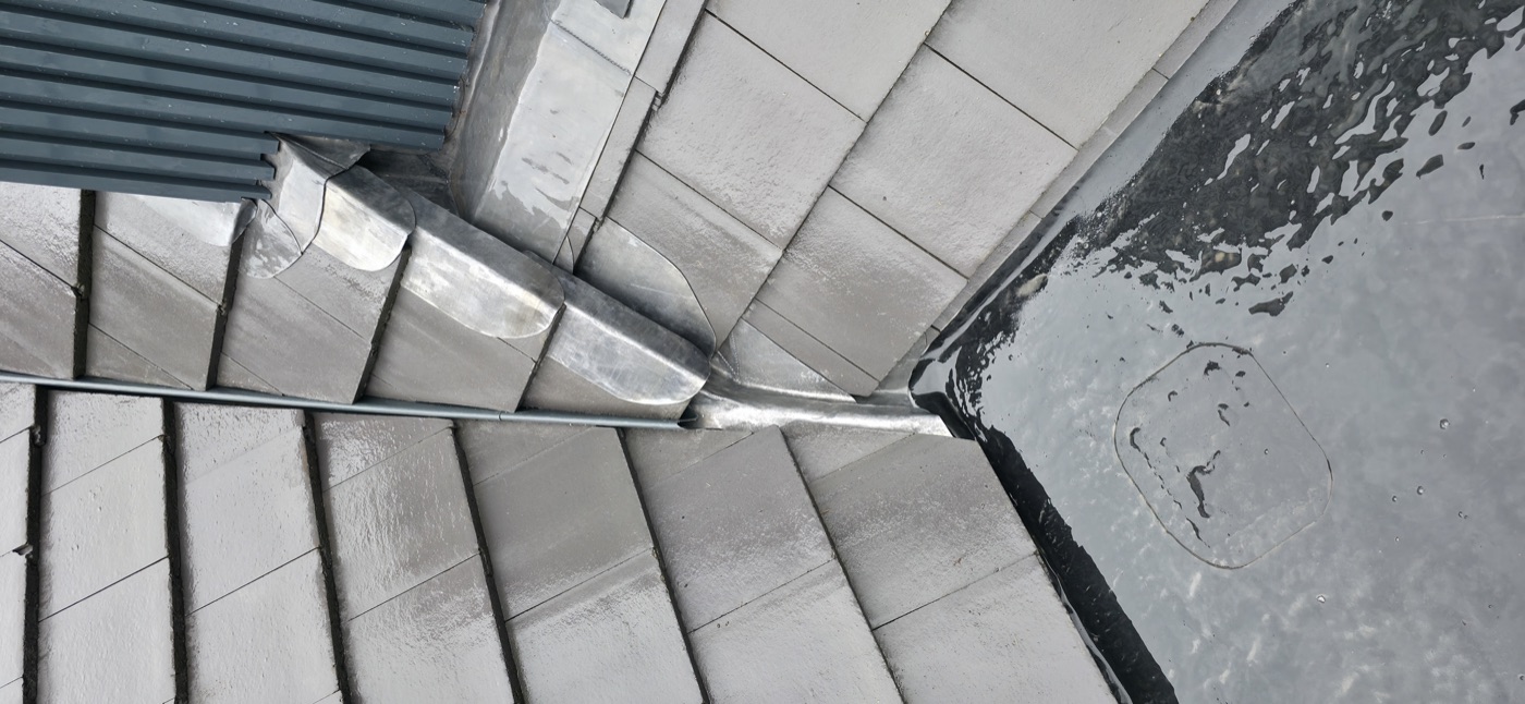 Lead valley section on flat roof