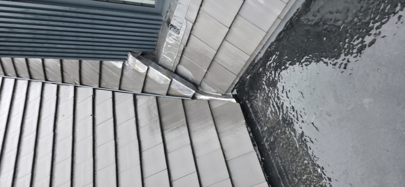 Lead flat roof section with welted joints