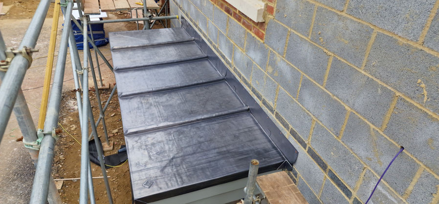 Lead flat roof panels with expansion rolls