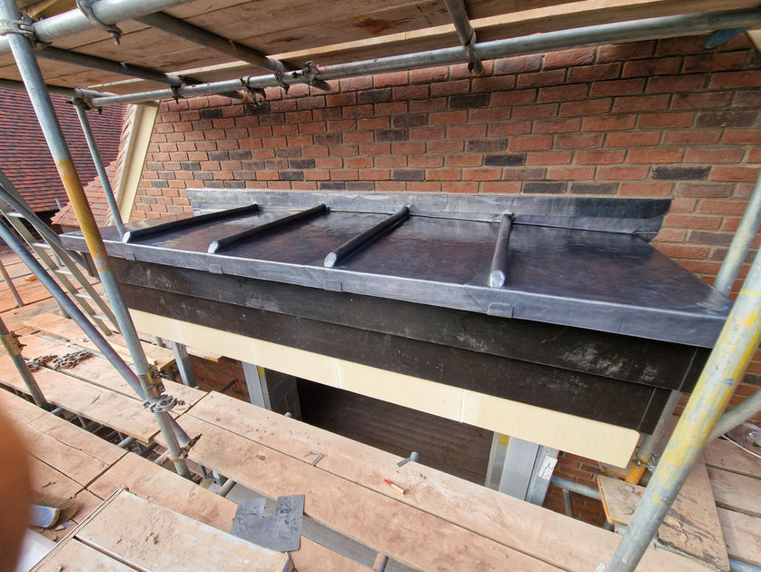 Lead flat roof with rolled expansion joints